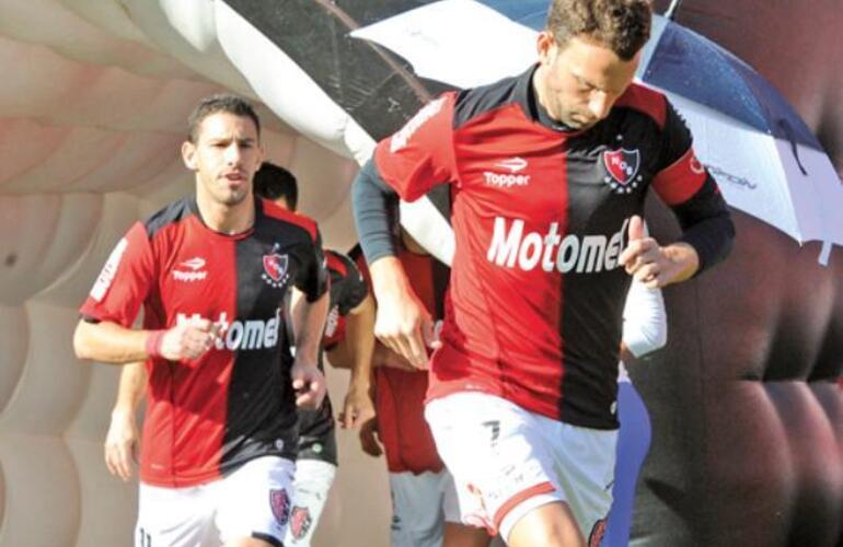 El l&iacute;der Newell's juega ante el &uacute;ltimo en Avellaneda y busca sacar m&aacute;s ventaja en el inicio de la 8&ordf; fecha.