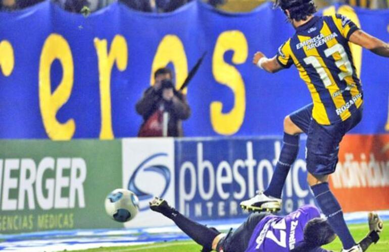 Abreu empuja la pelota hacia el arco tras el rebote de Campestrini. Fue el 1 a 1 cuando el partido se mor&iacute;a.