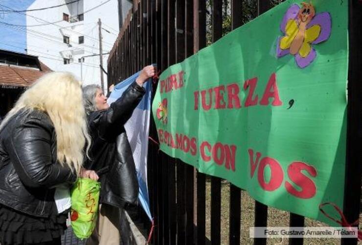 Varias mujeres frente a los Tribunales de Morón brindan su apoyo al sacerdote