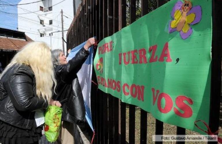 Varias mujeres frente a los Tribunales de Morón brindan su apoyo al sacerdote