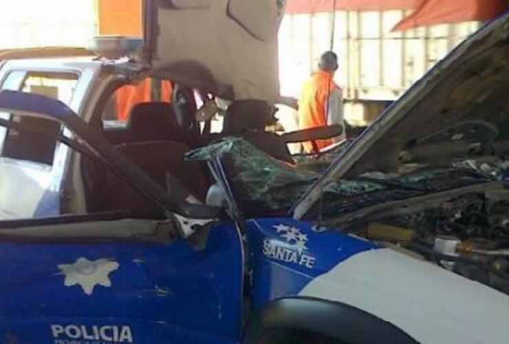 La camioneta policial quedó severamente dañada. (@emergenciasAR)