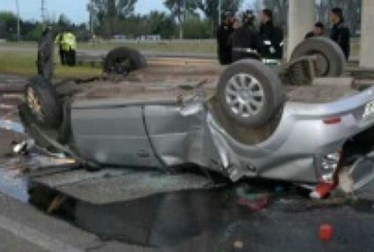 El auto en el que viabajan las víctimas quedó totalmente aplastado.