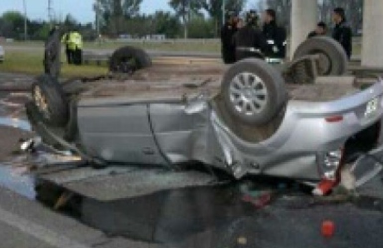 El auto en el que viabajan las víctimas quedó totalmente aplastado.