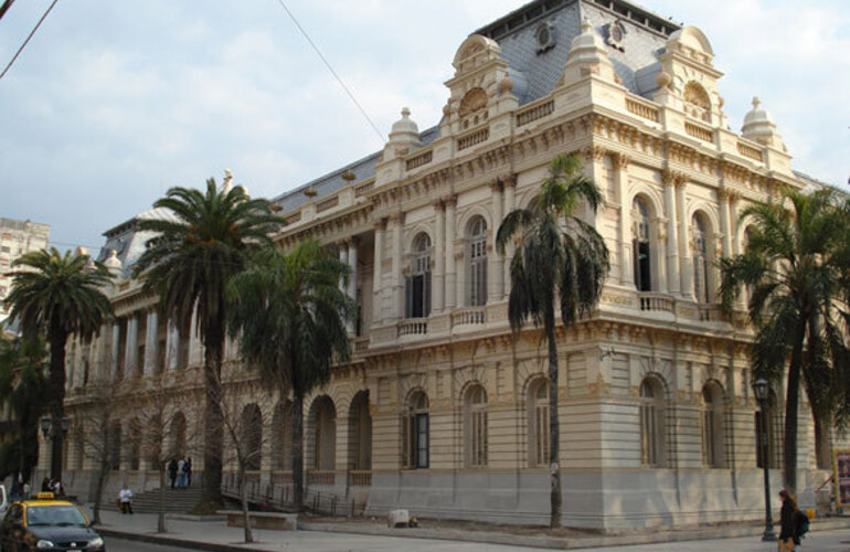 Imagen de Inauguran las obras en la remodelada Facultad de Derecho