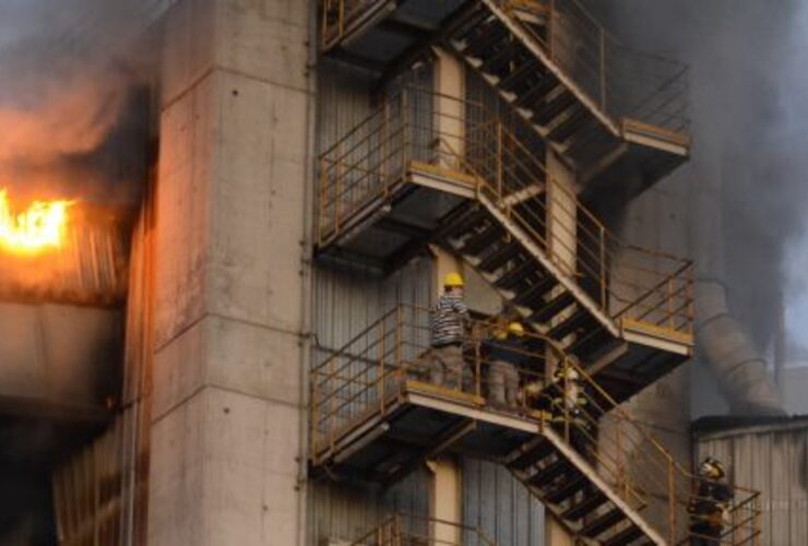 Dos silos de la aceitera resultaron dañados. Foto: 11 Noticias