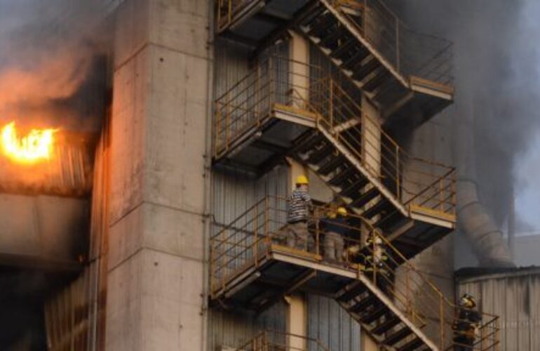 Dos silos de la aceitera resultaron dañados. Foto: 11 Noticias