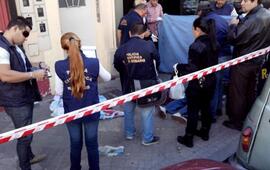 La transitada cuadra de C&oacute;rdoba al 2400 fue testigo esta ma&ntilde;ana del tr&aacute;gico hecho donde se cerr&oacute; una historia de pareja. Foto: S.S.Meccia. La Capital