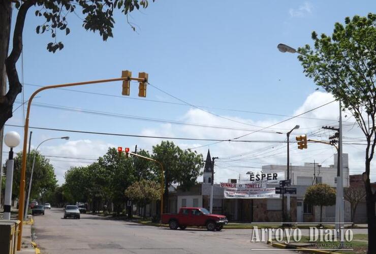 Está ubicado en la esquina de Rivadavia y Humberto Primo, frente al Club Atlético Unión.