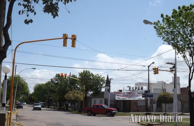 Está ubicado en la esquina de Rivadavia y Humberto Primo, frente al Club Atlético Unión.