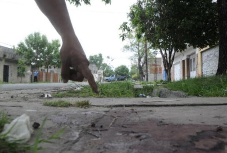 Víctima de un ataque a balazos desde una motocicleta, un joven de 22 años falleció hoy en el corazón de barrio Belgrano. Foto: S. Toriggino. La Capital