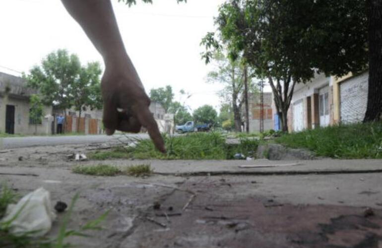 Víctima de un ataque a balazos desde una motocicleta, un joven de 22 años falleció hoy en el corazón de barrio Belgrano. Foto: S. Toriggino. La Capital