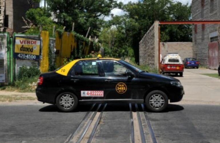 Una vez más los taxistas rosarinos quedaron a merced de los asaltantes. Esta vez fue en Lima y Garay, en barrio Acindar, un ladrón murió en el lugar.