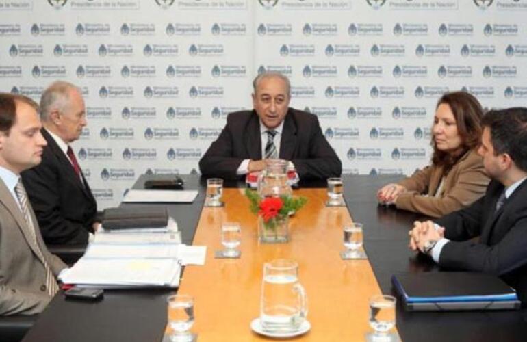 El ministro de Seguridad nacional recibió a su par santafesino, quien estuvo acompañado por el secretario del área, Matías Drivet. El ministro de Seguridad nacional recibió a su par santafesino, quien estuvo acompañado por el secretario del área, Matías Drivet.