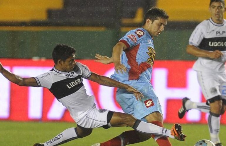 Imagen de Torneo Inicial: Arsenal empató con Gimnasia en Sarandí en medio de un escándalo