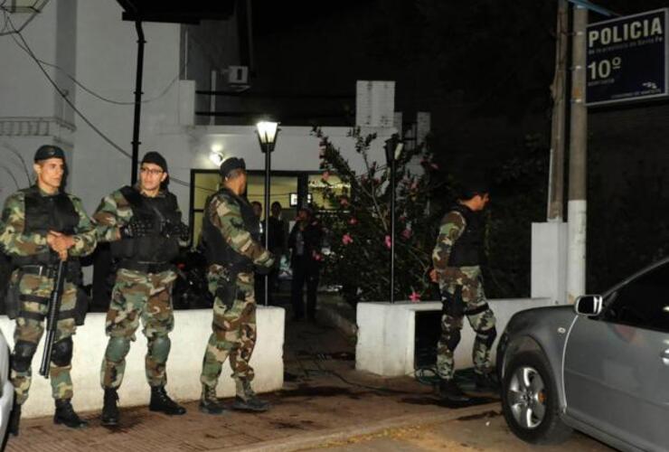 Anoche, bajo la lluvia, la TOE y funcionarios concurrieron a la seccional de Darragueira al 1100. Foto: La Capital