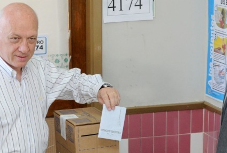 El gobernador emitió su voto en un colegio de Alberdi. (Secretaría de Comunicación Social)