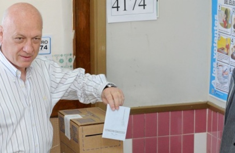 El gobernador emitió su voto en un colegio de Alberdi. (Secretaría de Comunicación Social)