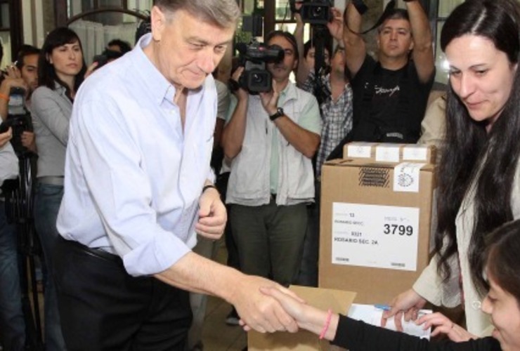 Imagen de Hermes Binner: Debemos honrar la democracia votando con alegría