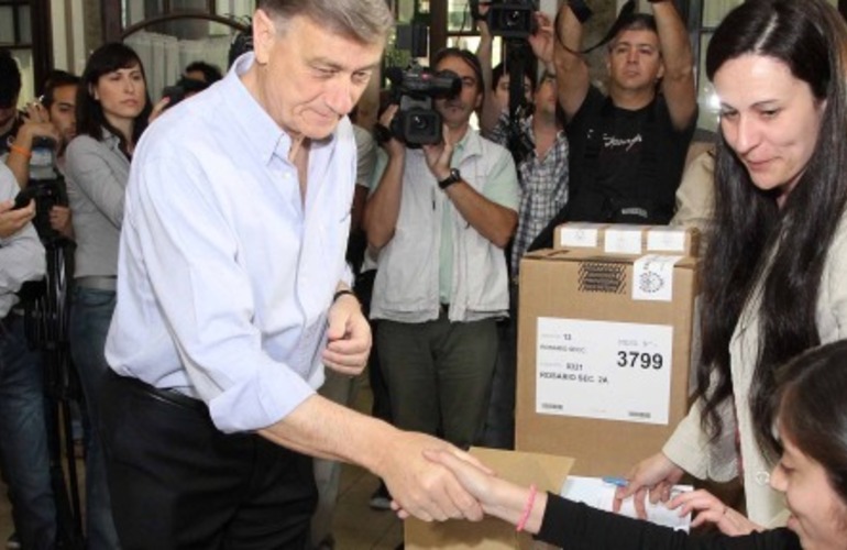 Imagen de Hermes Binner: Debemos honrar la democracia votando con alegría