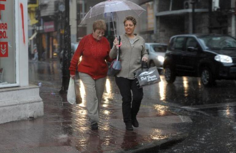 Imagen de Sigue bajo alerta meterológica y hay problemas para transitar en calles y rutas