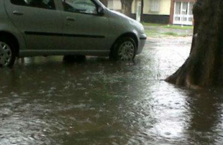 Imagen de Rosario: La lluvia no cede y se multiplican los anegamientos