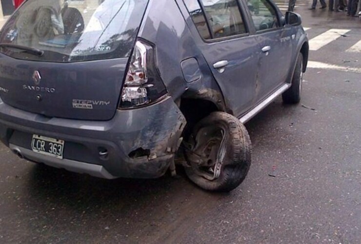 Imagen de Descontrolado: Un hombre semidesnudo robó un taxi y provocó un accidente