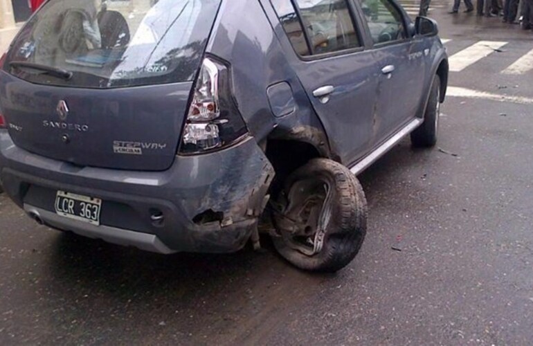 Imagen de Descontrolado: Un hombre semidesnudo robó un taxi y provocó un accidente