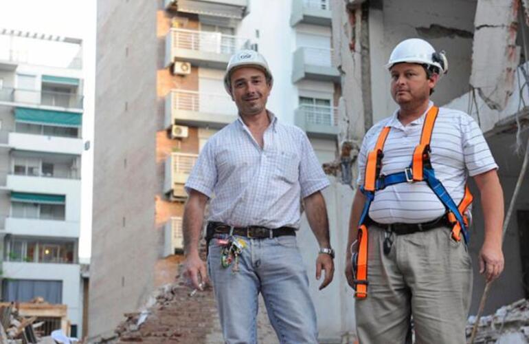 Imagen de Los equipos de rescate hallaron casi 35 mil d&oacute;lares en un departamento en ruinas de Salta 2141