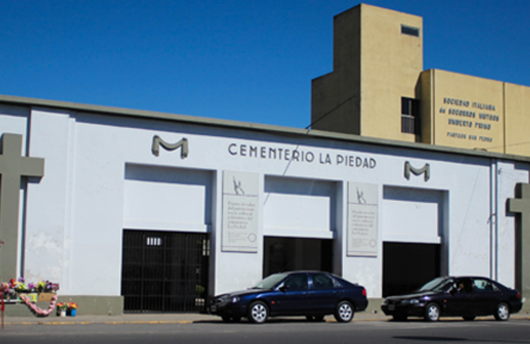 El ritual se realizaba en el hall de ingreso del cementerio.