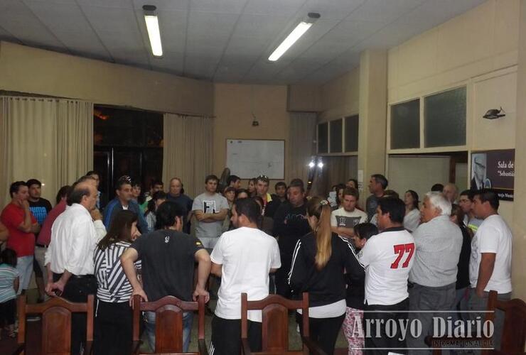 La primera reunión se hizo en el concejo municipal. Foto: Archivo AD