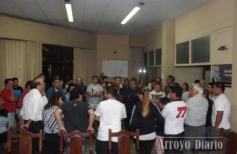 La primera reunión se hizo en el concejo municipal. Foto: Archivo AD