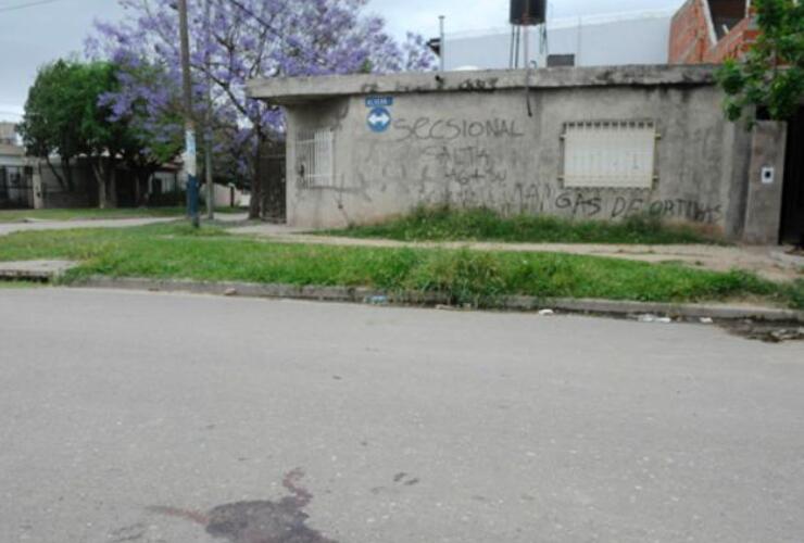 Sobre el pavimento quedó la mancha de sangre donde cayó de su moto "El hueco" Medina.