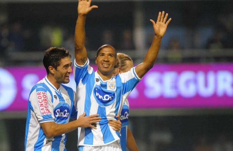 Ferreira -autor del primero- abraza a Vera que marc&oacute; por duplicado. Foto: Telam