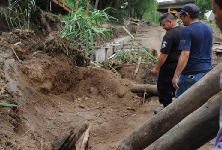 Cinco metros de barranca, un puente de madera, cañaverales y postes se derrumbaron sobre la zanja donde trabajaban los obreros. Foto: La Capital