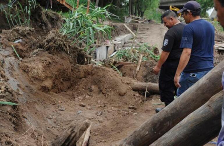 Cinco metros de barranca, un puente de madera, cañaverales y postes se derrumbaron sobre la zanja donde trabajaban los obreros. Foto: La Capital