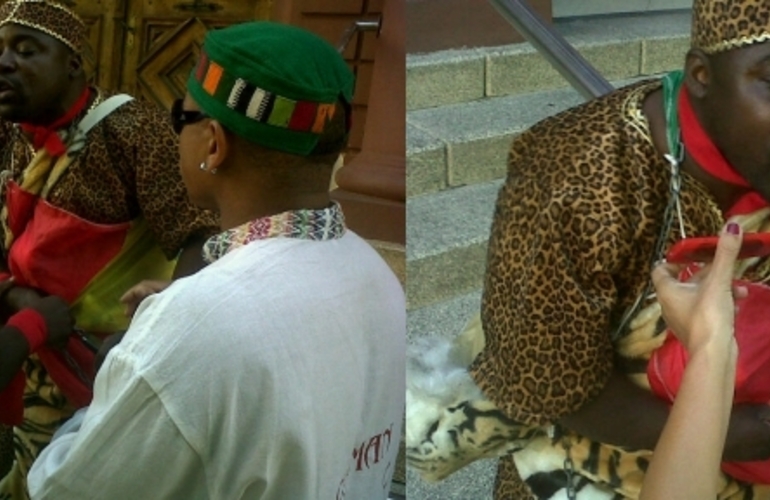 Con Amoakamene como primer eslab&oacute;n, 12 africanos formaban cadenas humanas que cortaban la calle. Foto: Rosario3