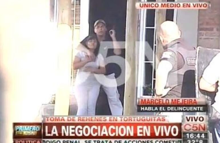 "Si ingresan ac&aacute; se pudre todo pap&aacute;", dijo el exaltado delincuente. Foto: Captura de TV