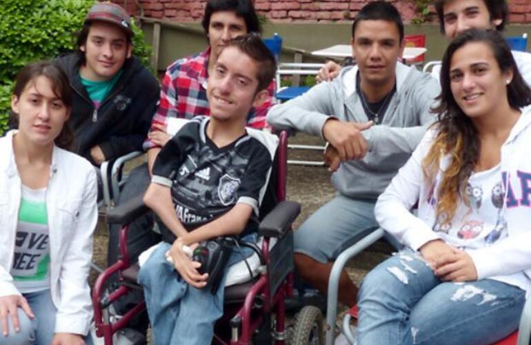 Jos&eacute; Mansilla junto a sus amigos. En enero La Capital cont&oacute; su sue&ntilde;o y muchos rosarinos le dieron una mano. Foto: A. Amaya