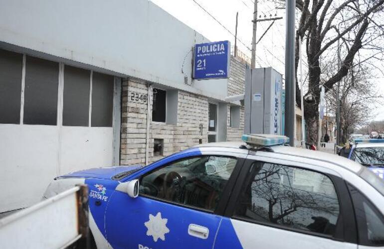 Personal de la seccional 21ª investiga el crimen ocurrido anoche en Santiago y Gutiérrez. Foto: Archivo: A. Celoria. La Capital Personal de la seccional 21ª investiga el crimen ocurrido anoche en Santiago y Gutiérrez. Foto: Archivo: A. Celoria. La Capital