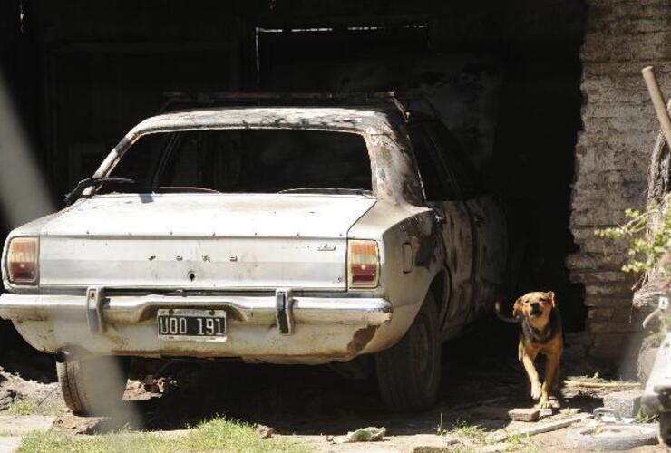 El Ford Taunus de Benítez incendiado quedó garaje de la casa. Foto: S. Toriggino. La Capital