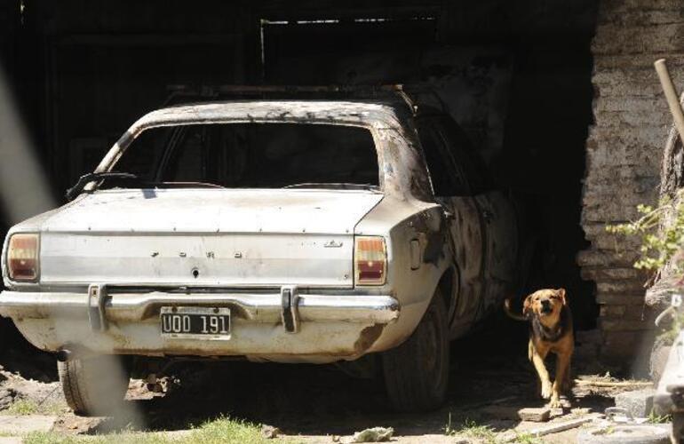 El Ford Taunus de Benítez incendiado quedó garaje de la casa. Foto: S. Toriggino. La Capital