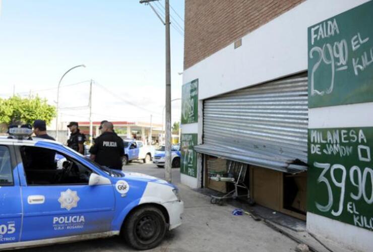 La puerta del local de Ayacucho al 6300 fue violentada de madrugada. Foto: C. Mutti Lovera