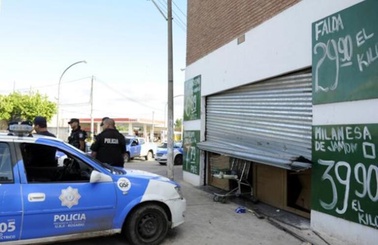 La puerta del local de Ayacucho al 6300 fue violentada de madrugada. Foto: C. Mutti Lovera