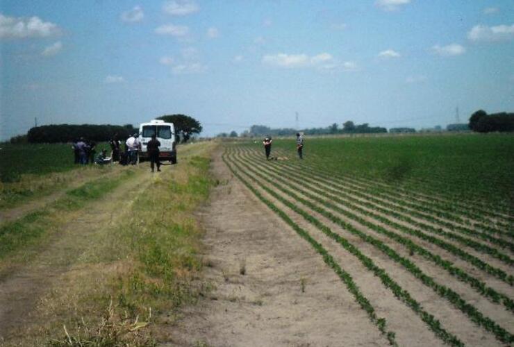 El dueño de un campo halló en un camino rural de Teobald el cuerpo calcinado de una joven de unos 20 años.