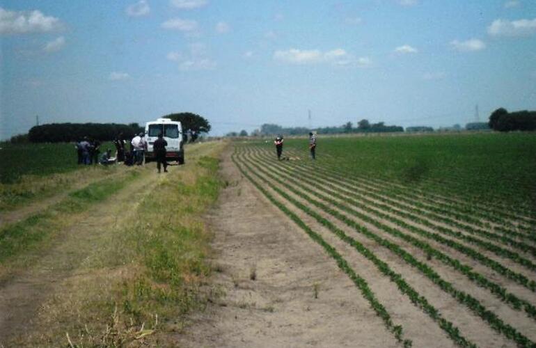 El dueño de un campo halló en un camino rural de Teobald el cuerpo calcinado de una joven de unos 20 años.