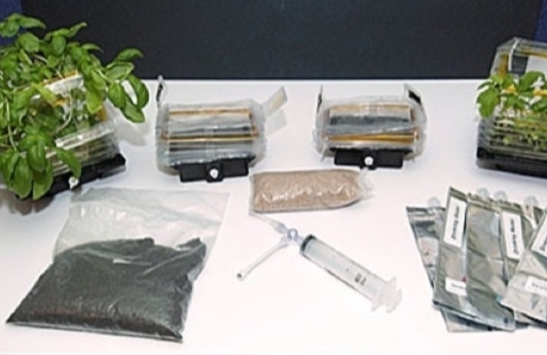 La imagen que difundi&oacute; la NASA con los materiales que llevar&aacute;n a la Luna. Foto: NASA