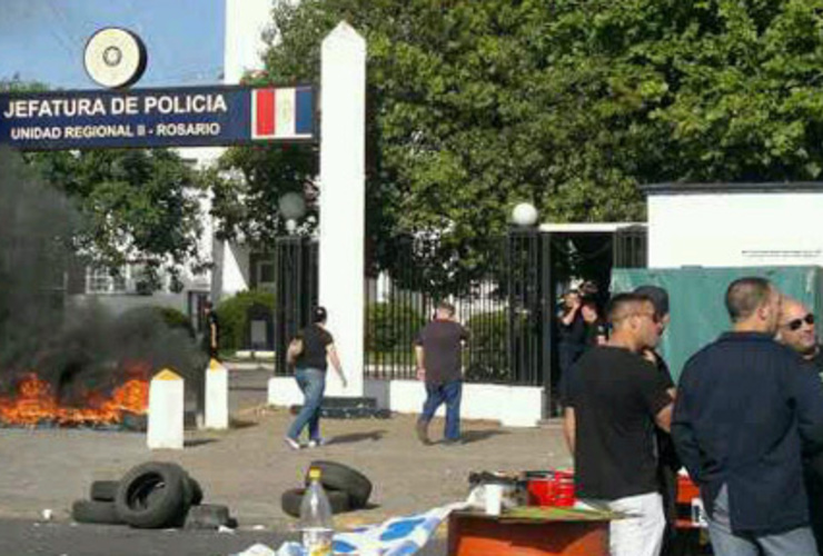 Imagen de Se mantiene la protesta policial en Rosario y las fuerzas nacionales recorren las calles