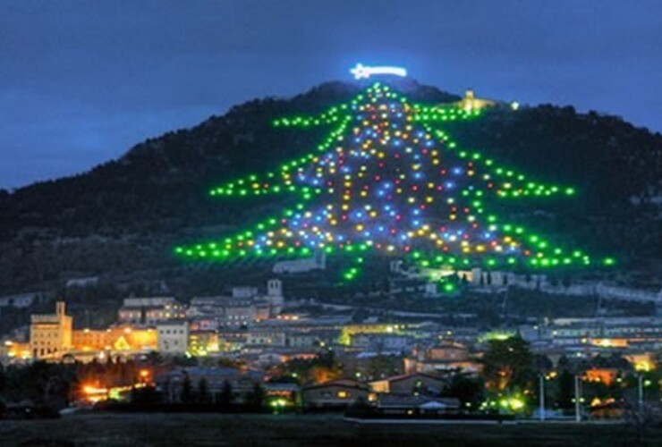 Imagen de Italia: Encienden el árbol más grande del mundo