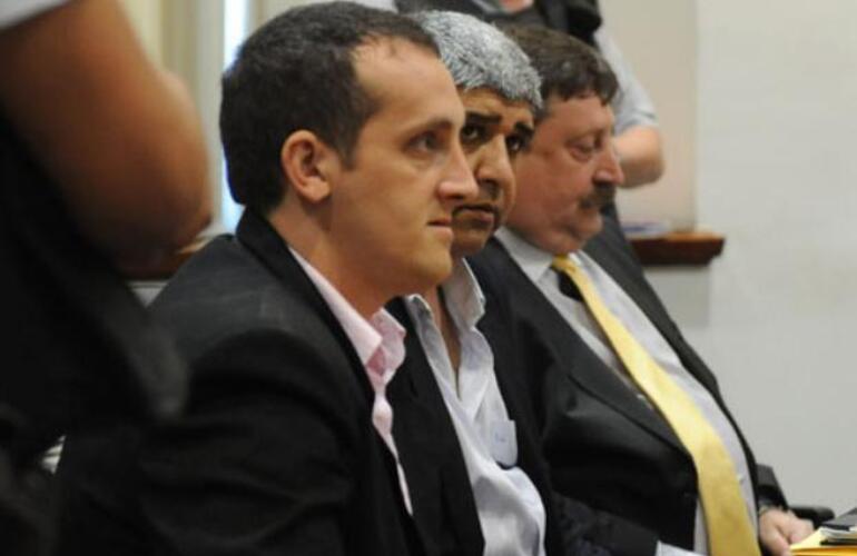 Mart&iacute;n Santoro, flanqueado por sus abogados, fue el &uacute;nico de los detenidos que lleg&oacute; a juicio oral.