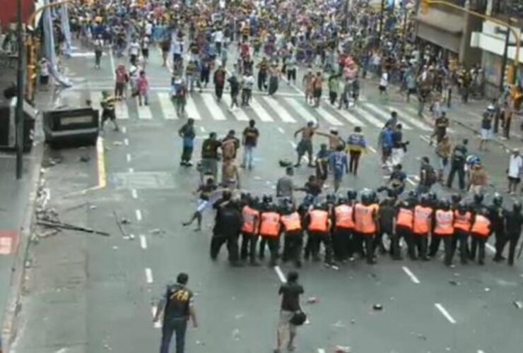 Imagen de Caos en el Obelisco durante los festejos de los hinchas de Boca, 20 detenidos y siete policías heridos